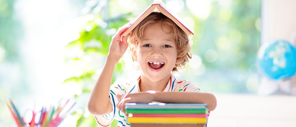 Foto: shuttestock Kinder gehen wieder zur Schule. Kinder lernen und studieren für die Vorschule. Kleiner Junge der Grundschule macht Hausaufgaben. Schlafzimmer mit Schreibtisch, Büchern und Globus für Kleinkind. Kind lernt lesen und schreiben.